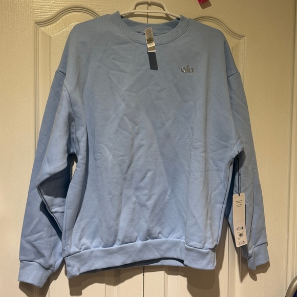 NWT ALO Yoga accolade crew sweatshirt medium seashell blue ✨ new + ribbed shorts - Picture 3 of 10